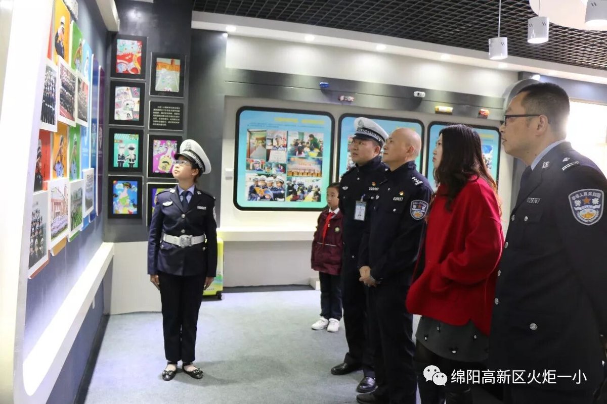 【火一动态】122"尊法守规明礼进学堂"交通安全宣传活动