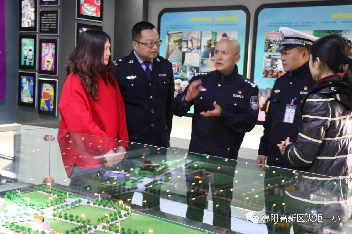 【火一动态】122"尊法守规明礼进学堂"交通安全宣传活动