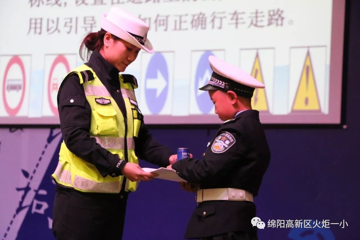 【火一动态】122"尊法守规明礼进学堂"交通安全宣传活动