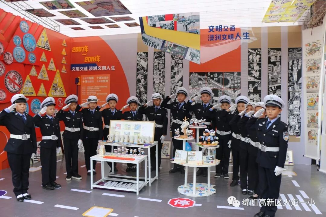 【火一动态】火炬一小“文明交通 浸润文明人生”主题艺术工作坊开展咯!