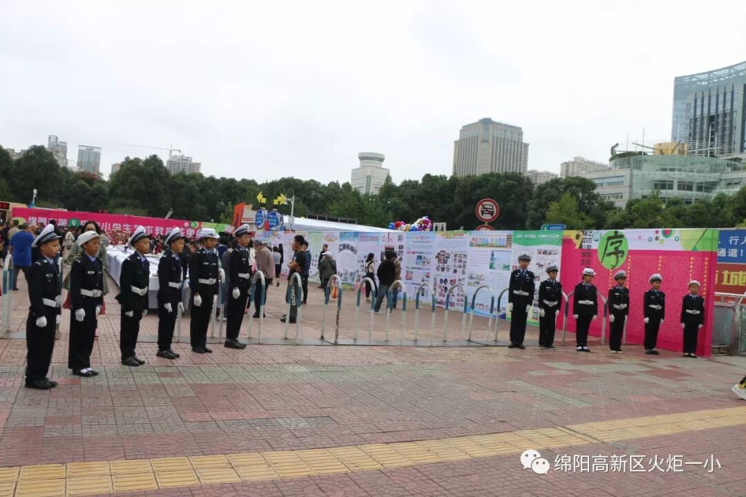 【火一动态】火炬一小“文明交通 浸润文明人生”主题艺术工作坊开展咯!