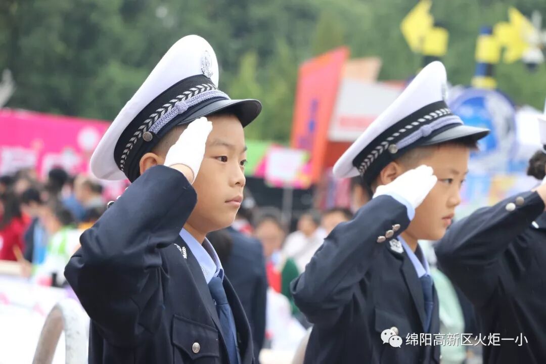 【火一动态】火炬一小“文明交通 浸润文明人生”主题艺术工作坊开展咯!