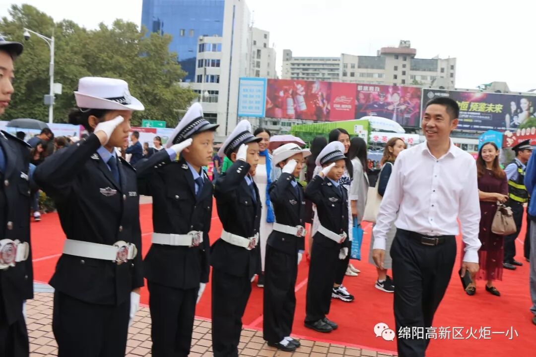 【火一动态】火炬一小“文明交通 浸润文明人生”主题艺术工作坊开展咯!