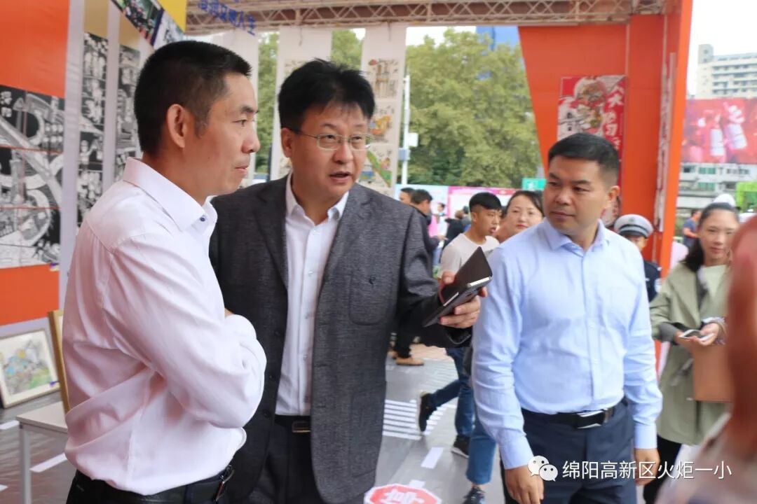 【火一动态】火炬一小“文明交通 浸润文明人生”主题艺术工作坊开展咯!
