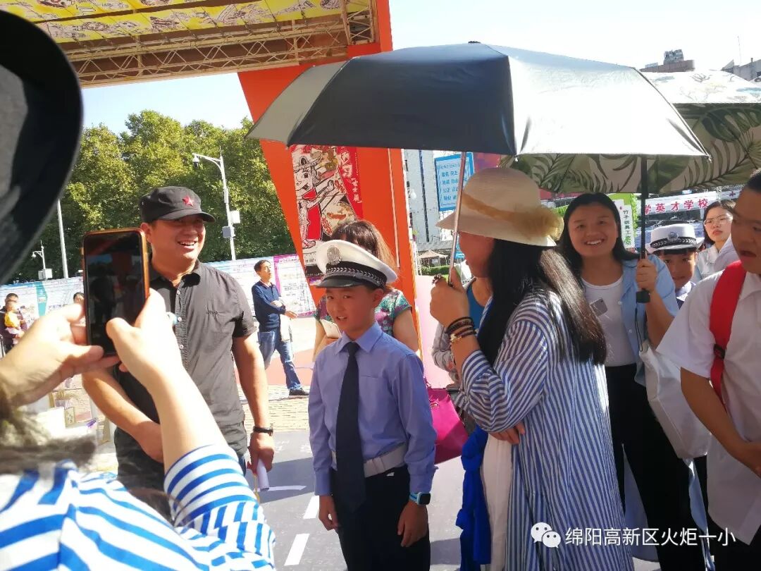 【火一动态】火炬一小“文明交通 浸润文明人生”主题艺术工作坊开展咯!