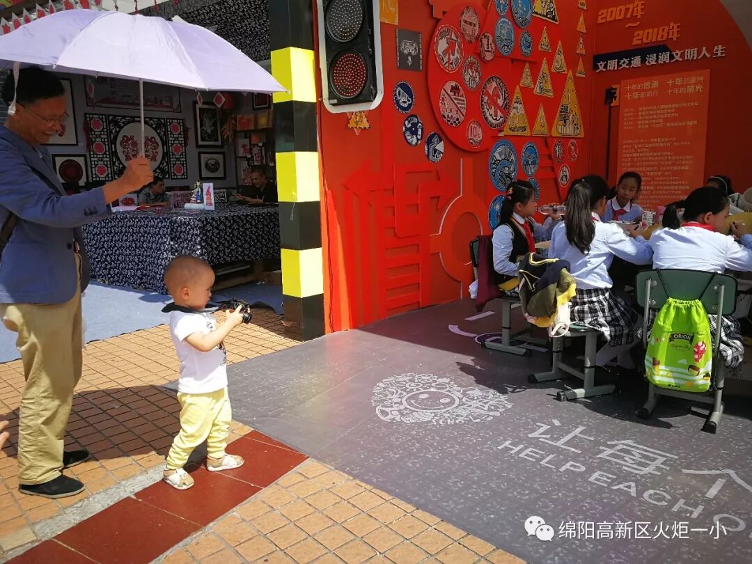 【火一动态】火炬一小“文明交通 浸润文明人生”主题艺术工作坊开展咯!