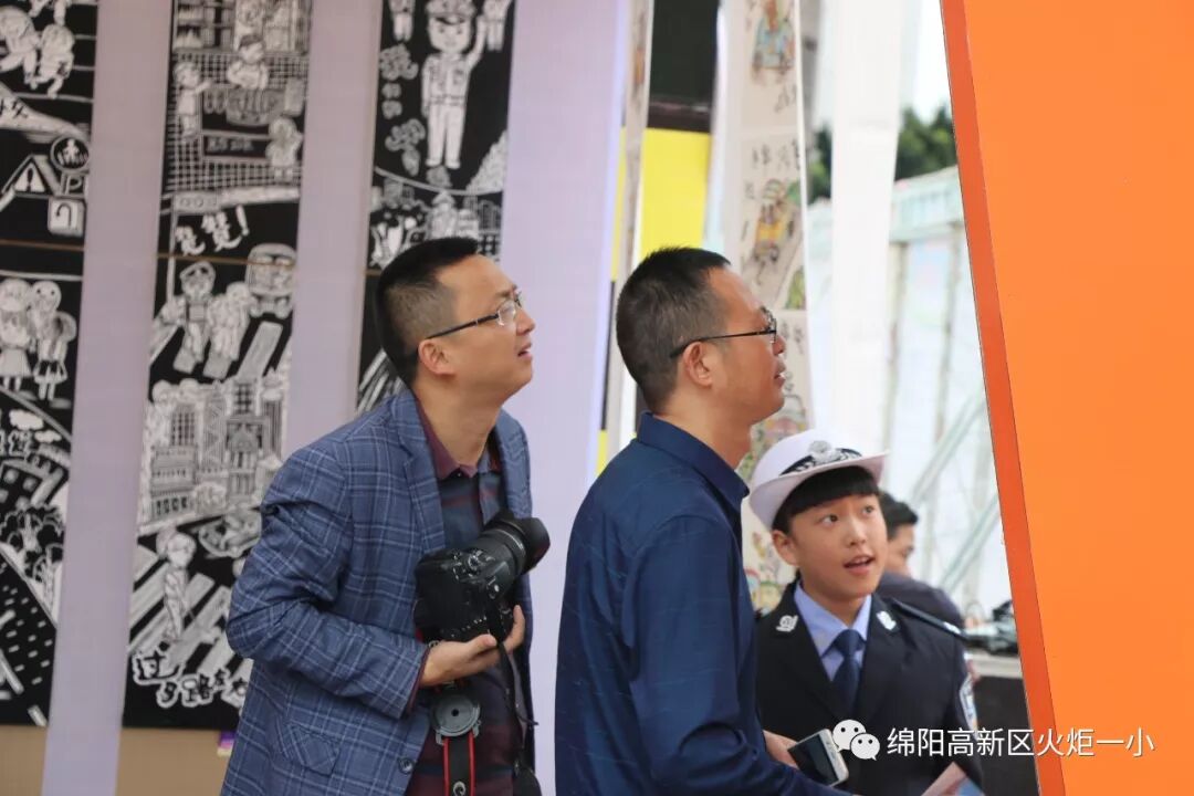 【火一动态】火炬一小“文明交通 浸润文明人生”主题艺术工作坊开展咯!