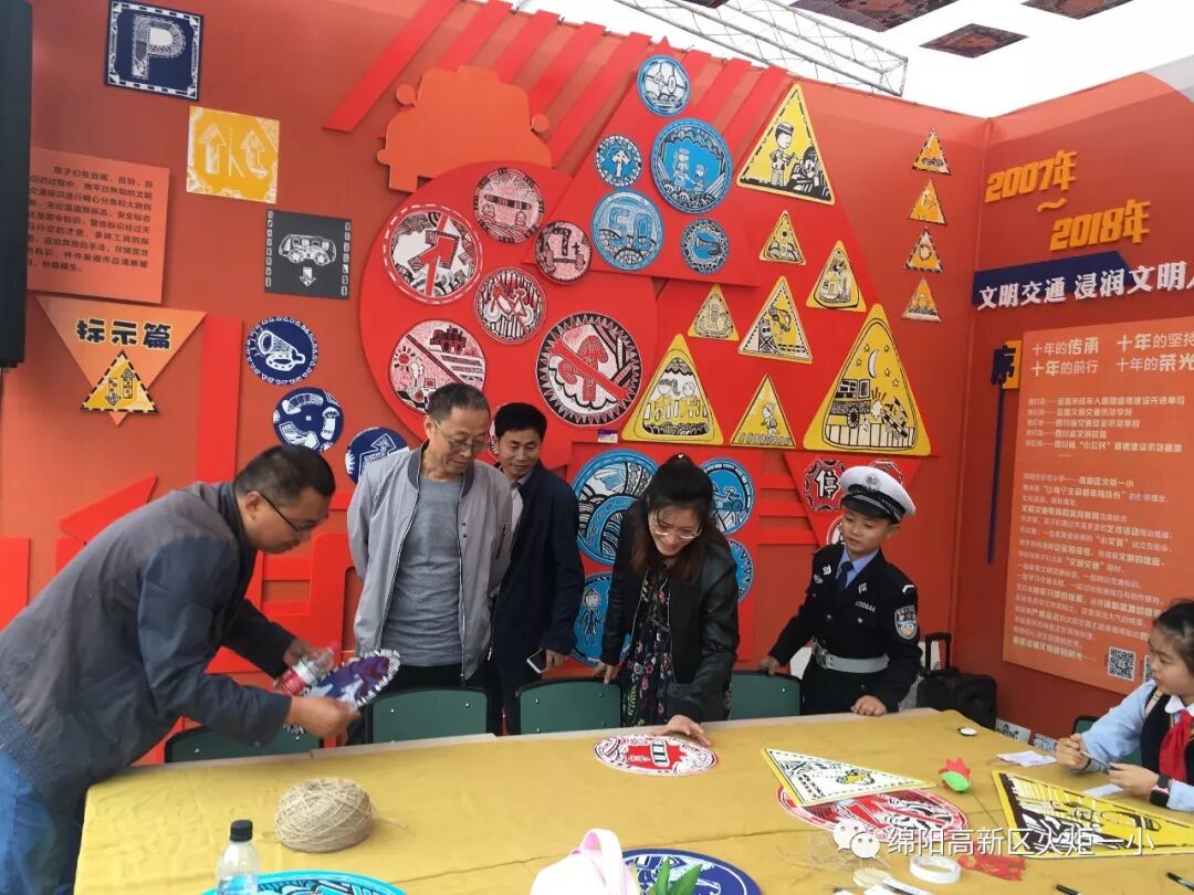 【火一动态】火炬一小“文明交通 浸润文明人生”主题艺术工作坊开展咯!