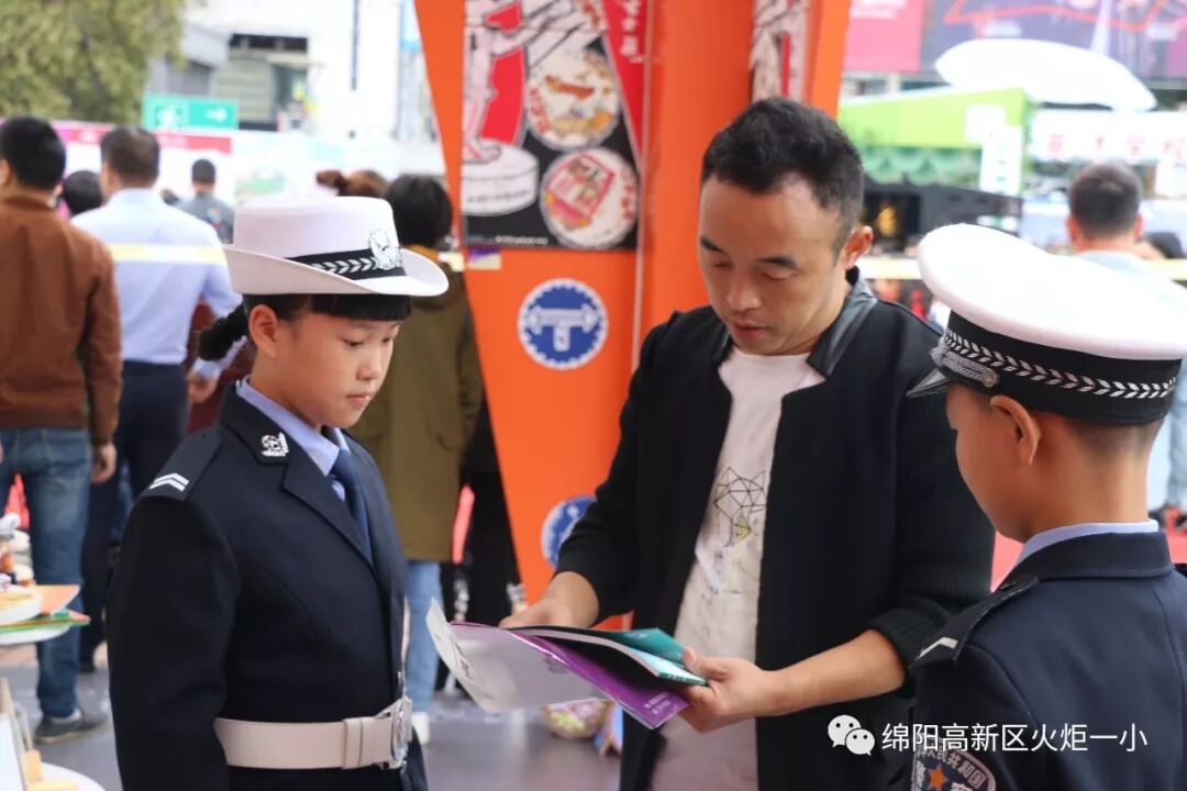 【火一动态】火炬一小“文明交通 浸润文明人生”主题艺术工作坊开展咯!