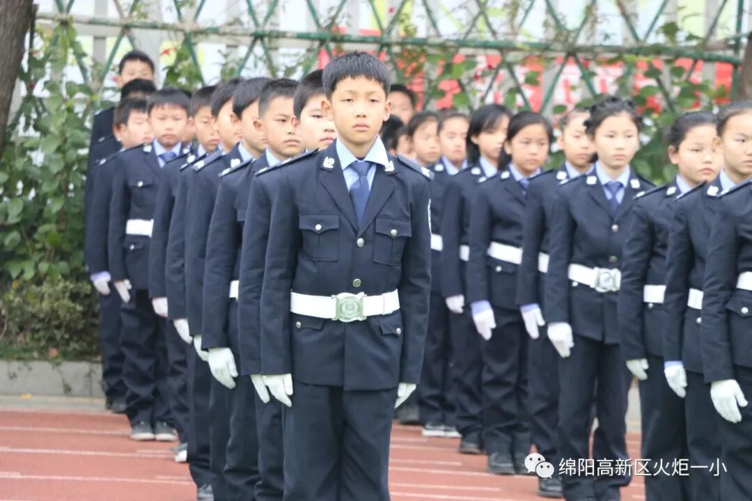 【火一动态】12.2“小细节  大安全”交通安全宣传活动暨火炬一小第八届红领巾小交警督导队成立仪式
