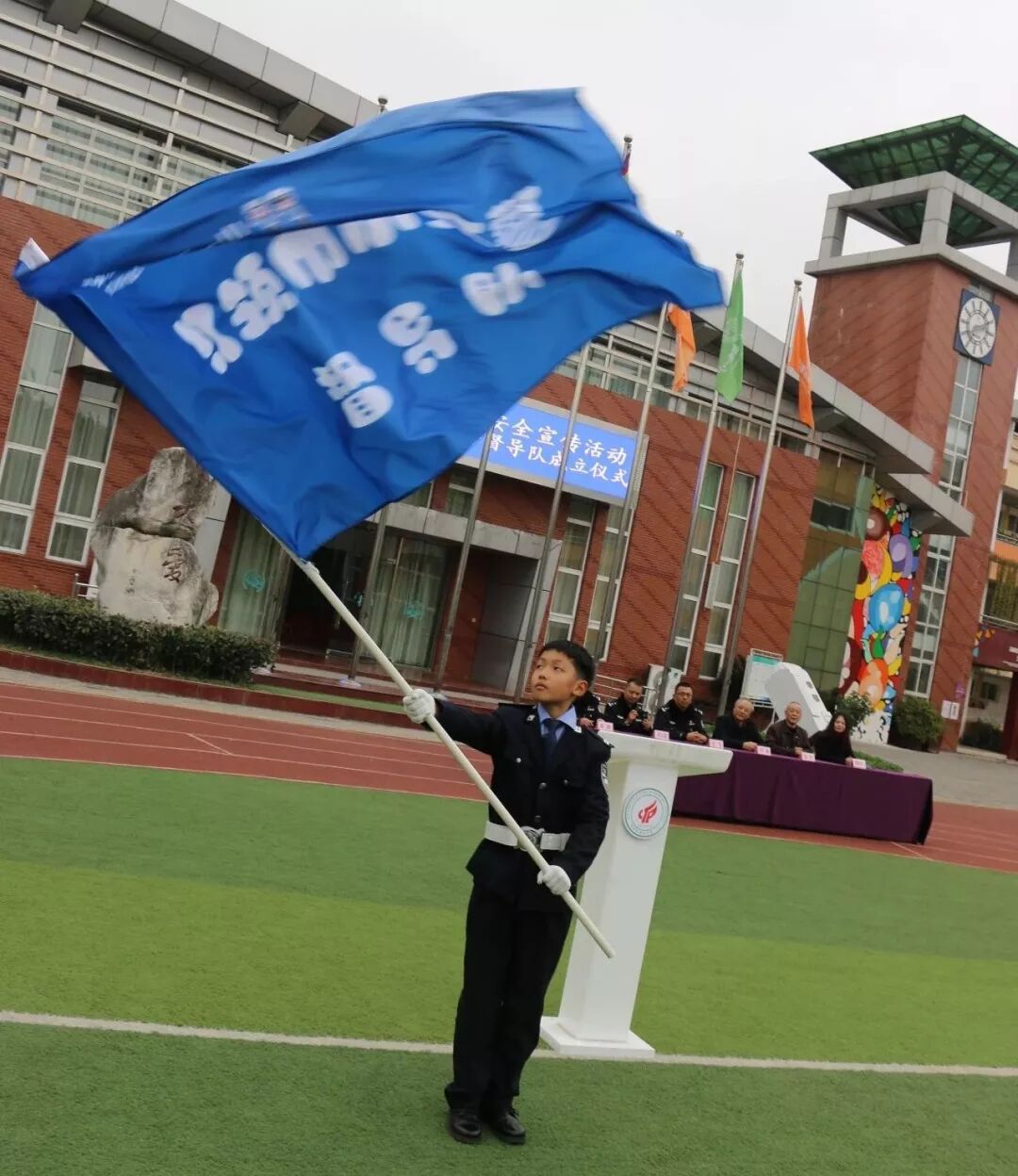 【火一动态】12.2“小细节  大安全”交通安全宣传活动暨火炬一小第八届红领巾小交警督导队成立仪式