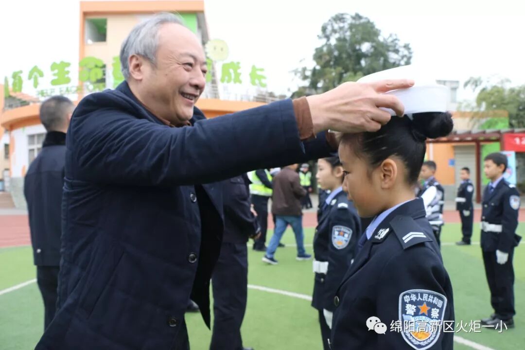 【火一动态】12.2“小细节  大安全”交通安全宣传活动暨火炬一小第八届红领巾小交警督导队成立仪式