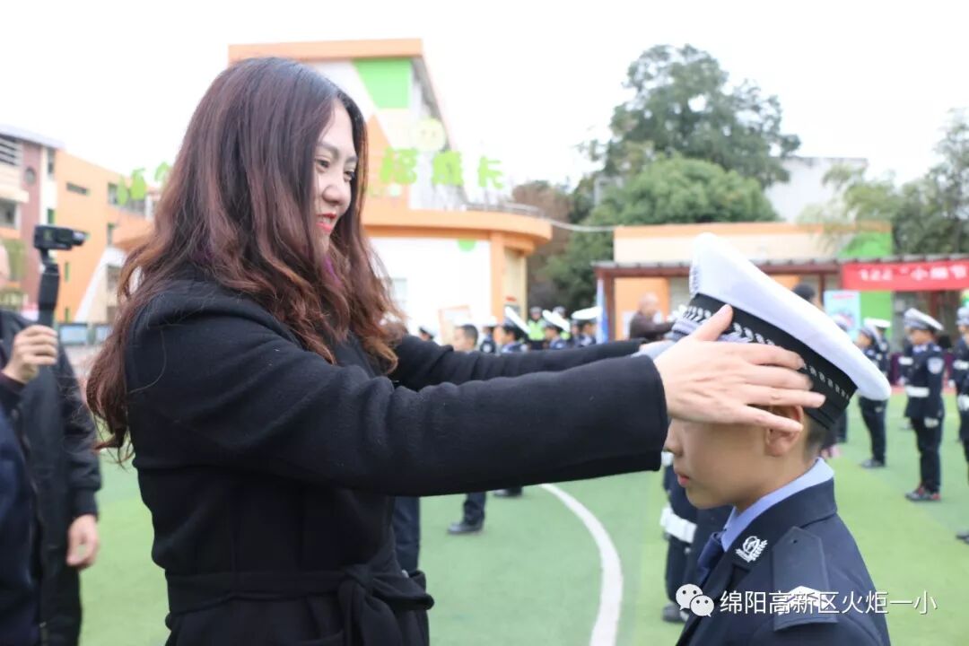 【火一动态】12.2“小细节  大安全”交通安全宣传活动暨火炬一小第八届红领巾小交警督导队成立仪式