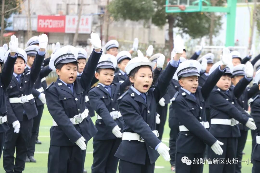 【火一动态】12.2“小细节  大安全”交通安全宣传活动暨火炬一小第八届红领巾小交警督导队成立仪式
