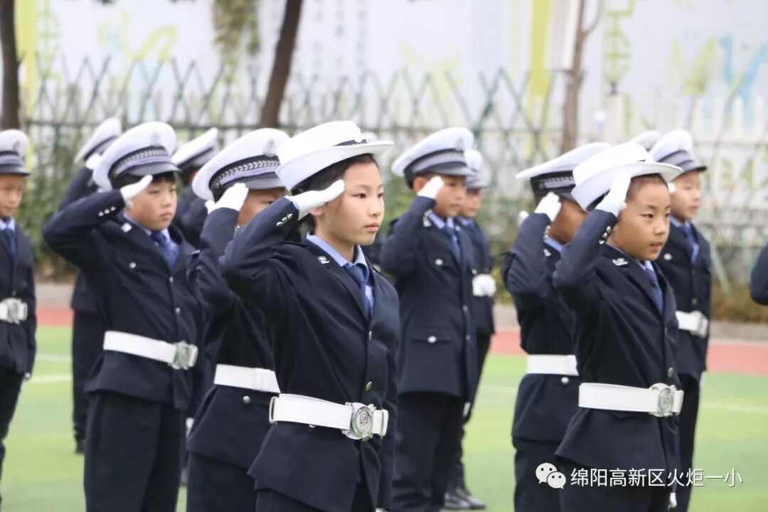 【火一动态】12.2“小细节  大安全”交通安全宣传活动暨火炬一小第八届红领巾小交警督导队成立仪式