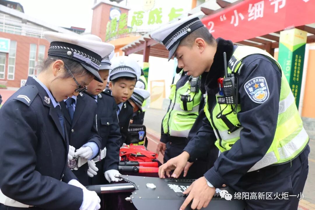 【火一动态】12.2“小细节  大安全”交通安全宣传活动暨火炬一小第八届红领巾小交警督导队成立仪式