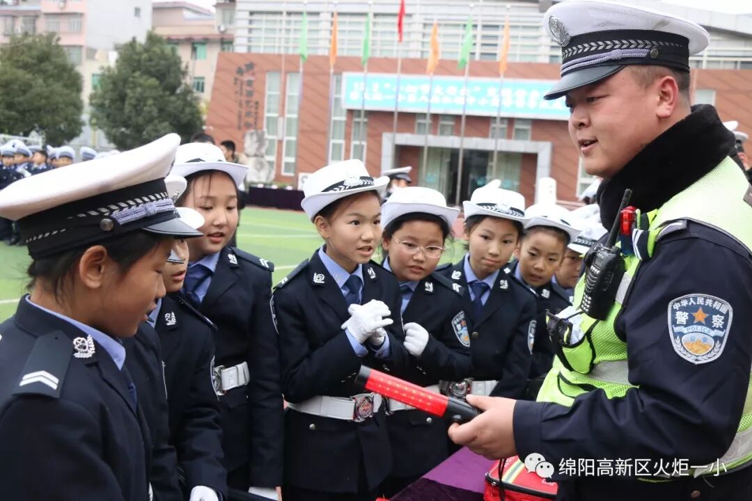 【火一动态】12.2“小细节  大安全”交通安全宣传活动暨火炬一小第八届红领巾小交警督导队成立仪式