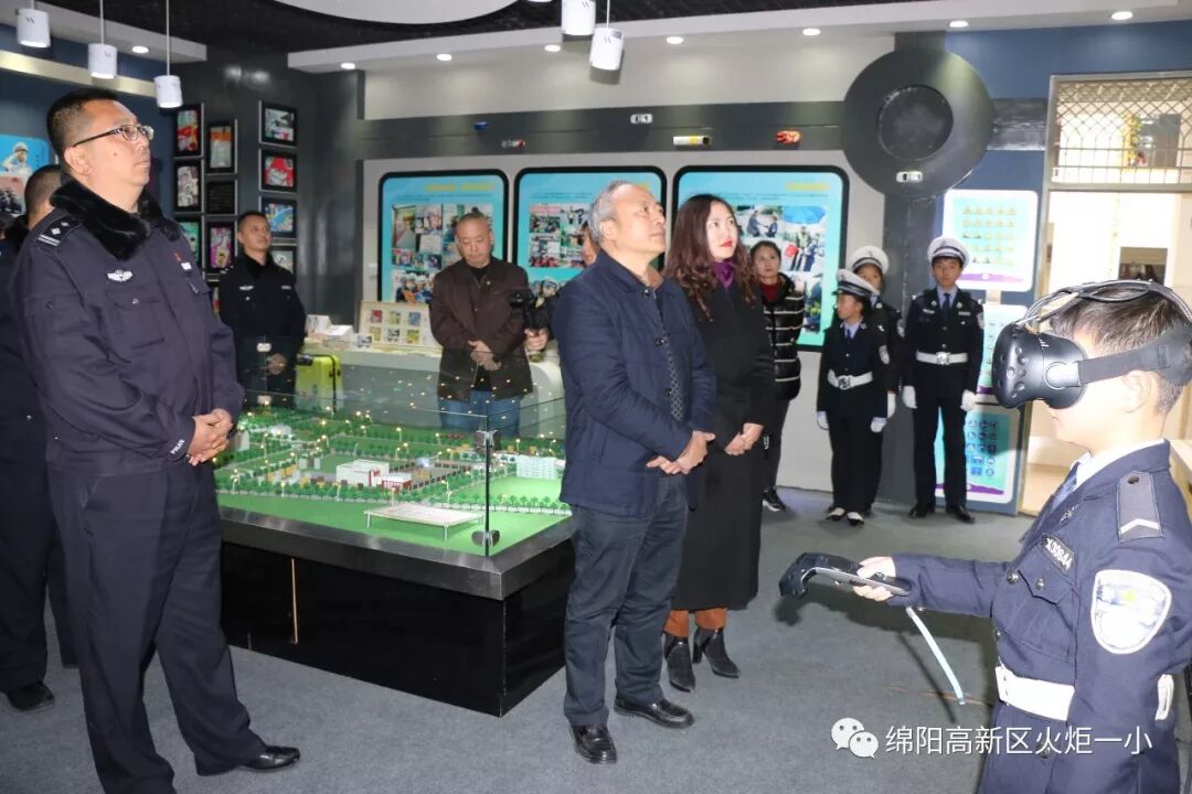 【火一动态】12.2“小细节  大安全”交通安全宣传活动暨火炬一小第八届红领巾小交警督导队成立仪式