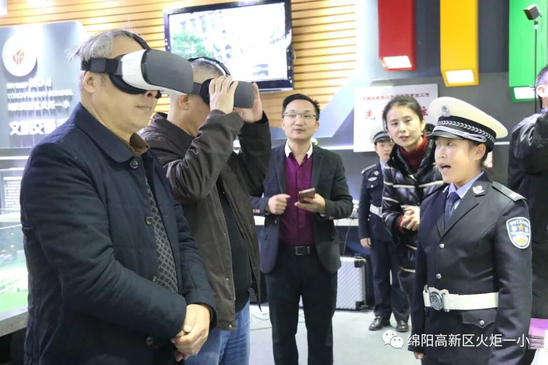 【火一动态】12.2“小细节  大安全”交通安全宣传活动暨火炬一小第八届红领巾小交警督导队成立仪式