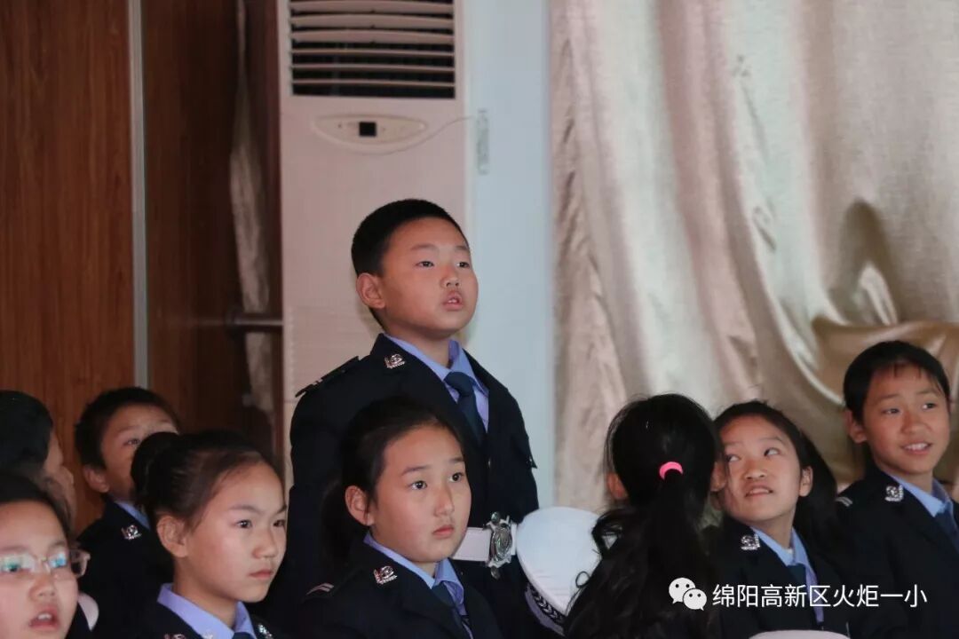 【火一动态】12.2“小细节  大安全”交通安全宣传活动暨火炬一小第八届红领巾小交警督导队成立仪式