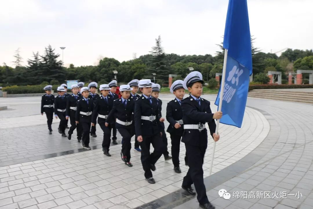 【火一动态】雷锋就是你、我、他 ——火炬一小开展“学雷锋”社会实践活动