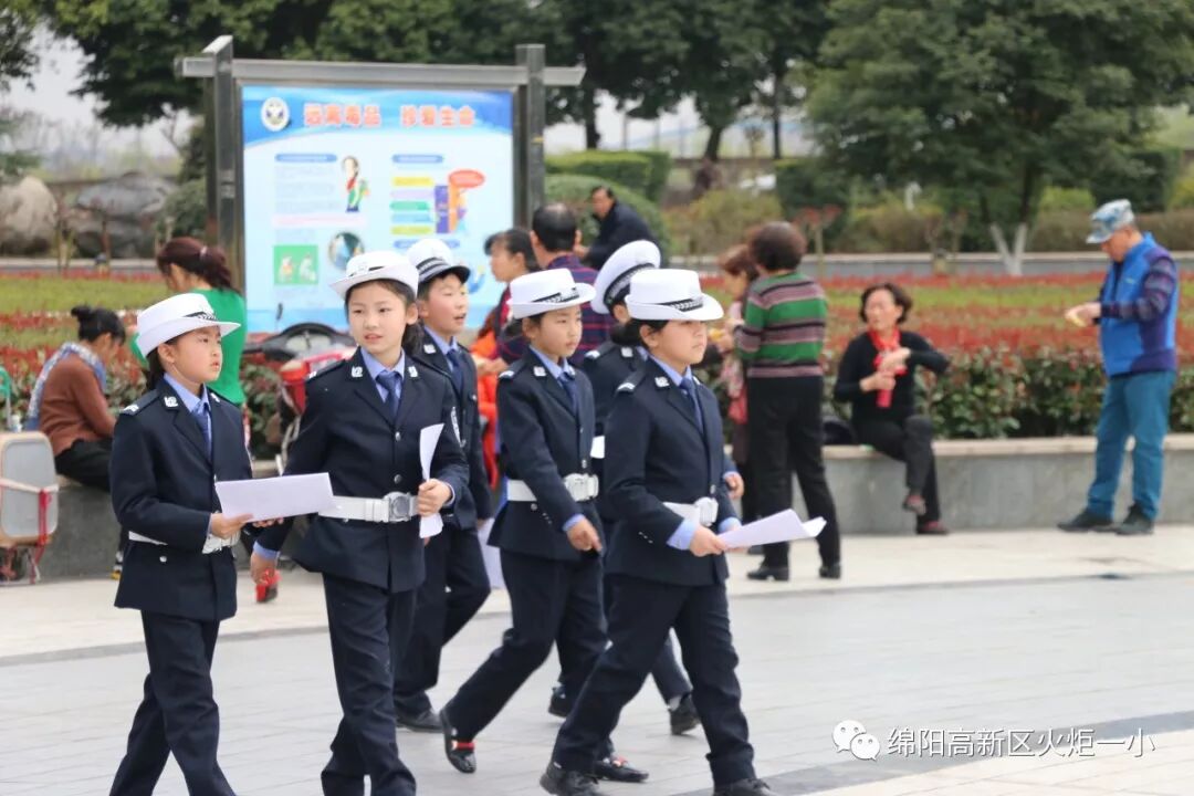 【火一动态】雷锋就是你、我、他 ——火炬一小开展“学雷锋”社会实践活动