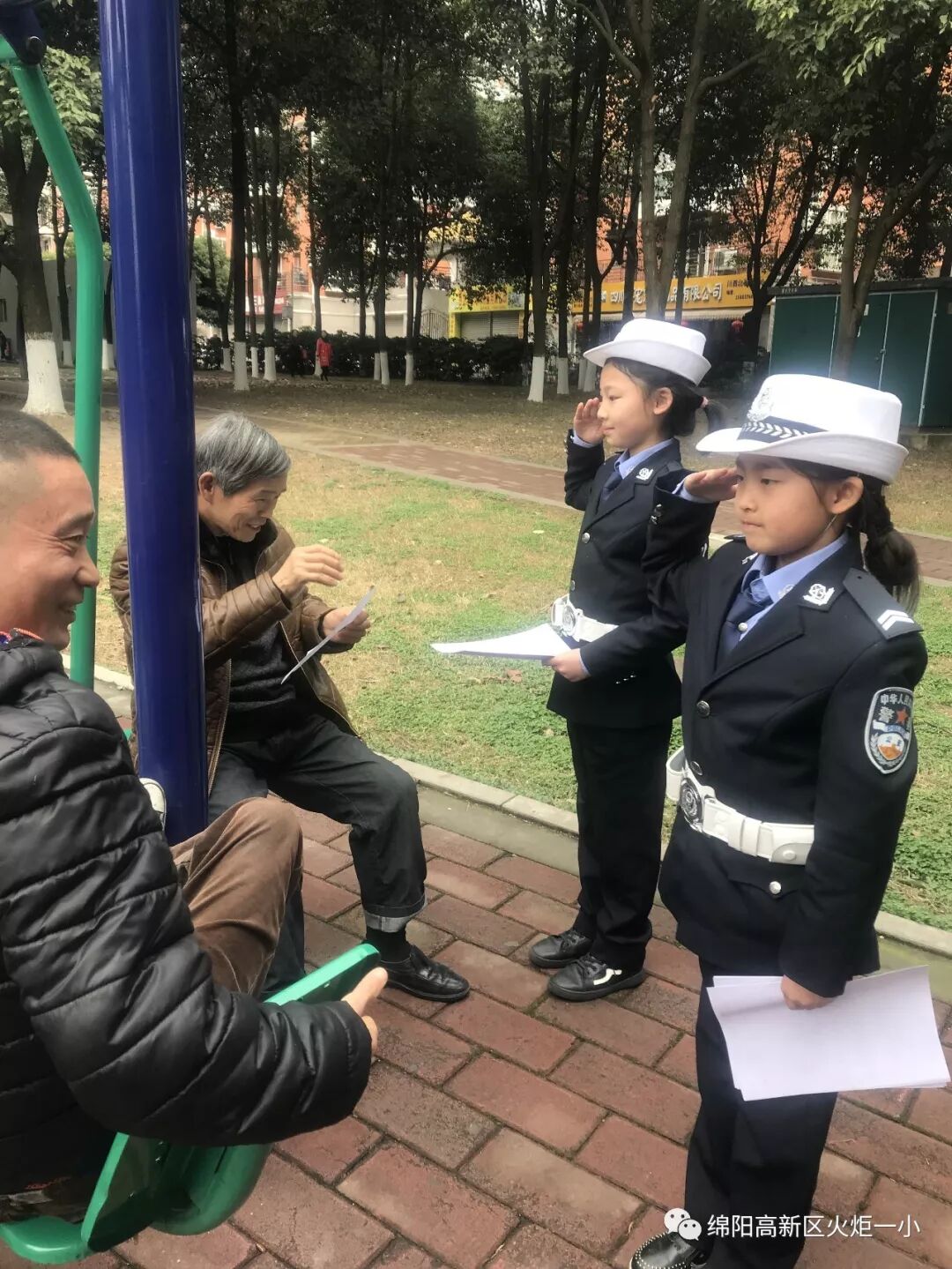 【火一动态】雷锋就是你、我、他 ——火炬一小开展“学雷锋”社会实践活动