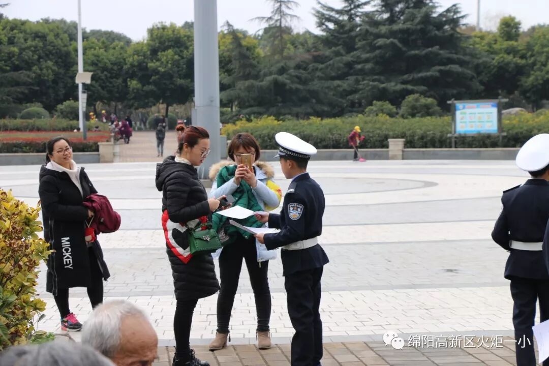 【火一动态】雷锋就是你、我、他 ——火炬一小开展“学雷锋”社会实践活动
