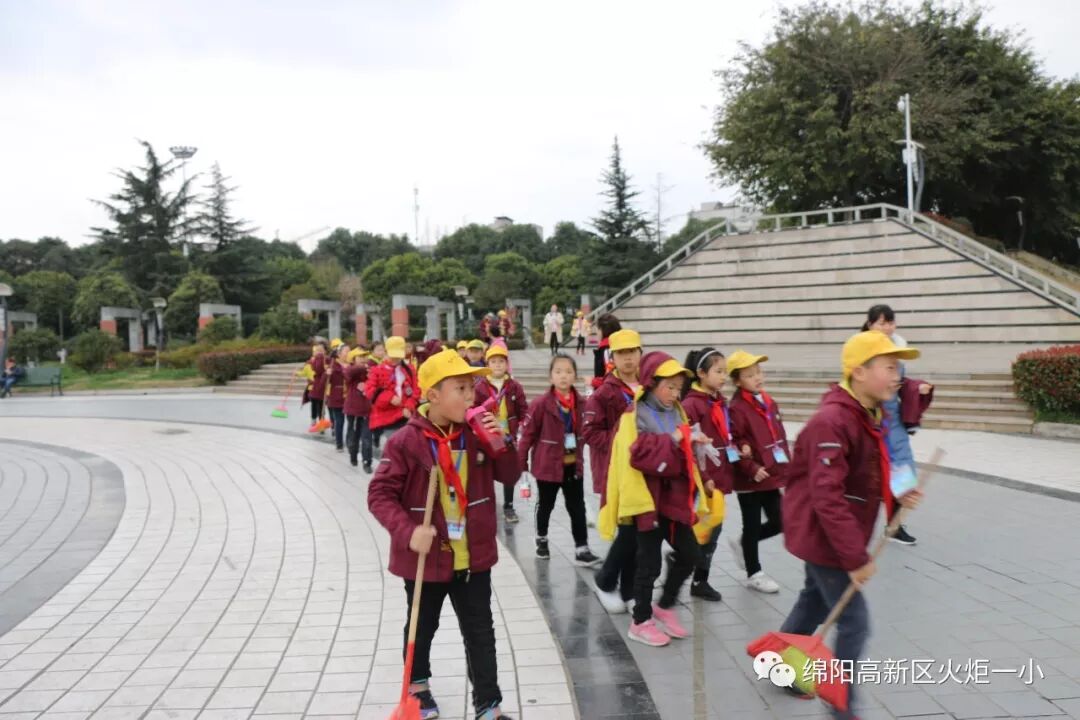 【火一动态】雷锋就是你、我、他 ——火炬一小开展“学雷锋”社会实践活动
