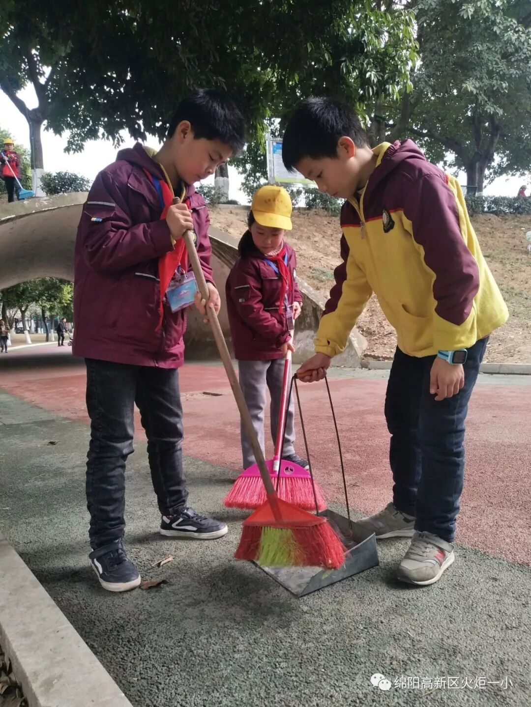 【火一动态】雷锋就是你、我、他 ——火炬一小开展“学雷锋”社会实践活动