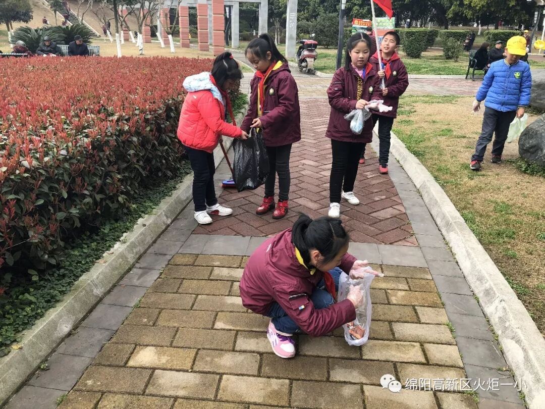 【火一动态】雷锋就是你、我、他 ——火炬一小开展“学雷锋”社会实践活动
