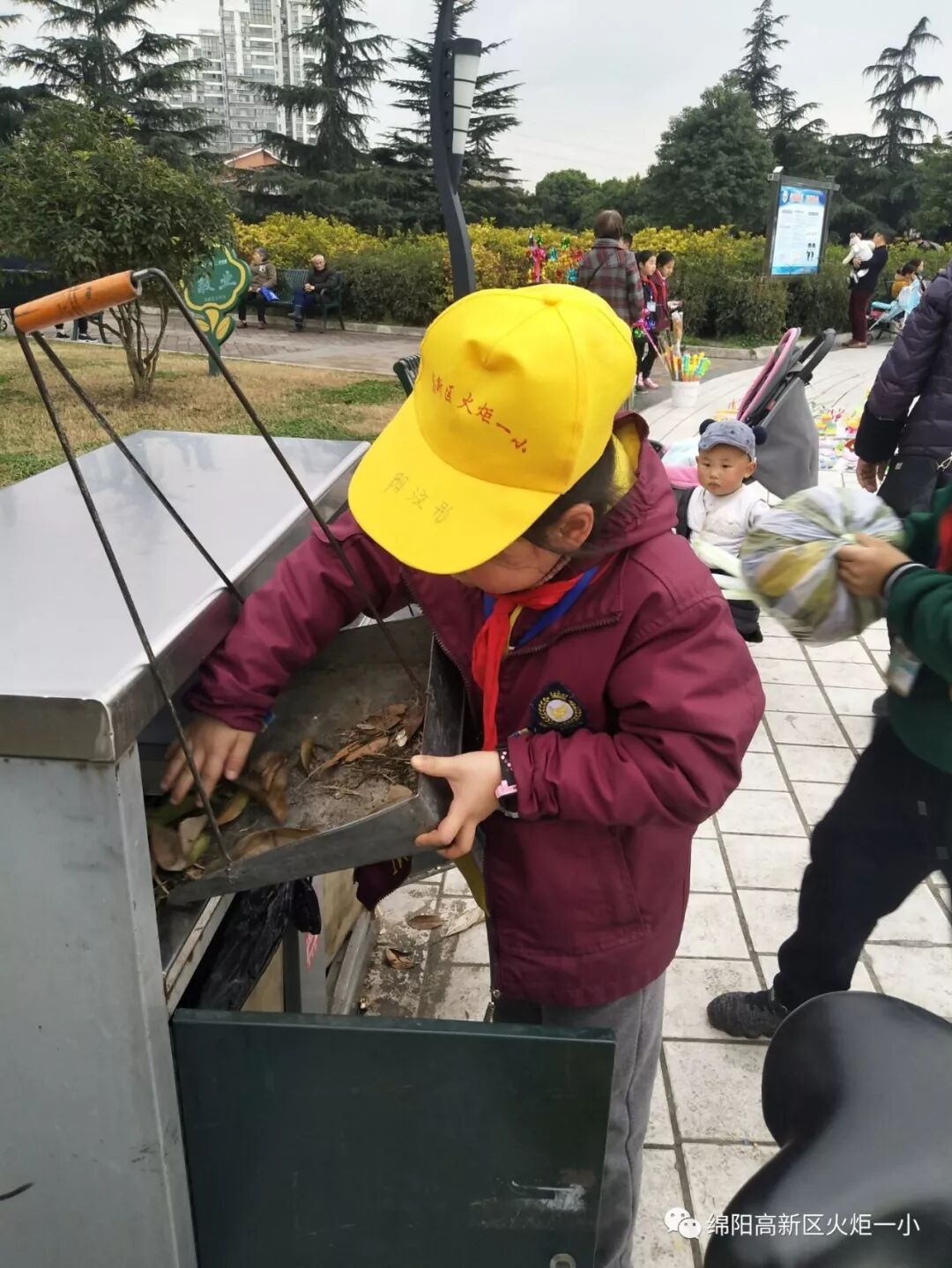 【火一动态】雷锋就是你、我、他 ——火炬一小开展“学雷锋”社会实践活动