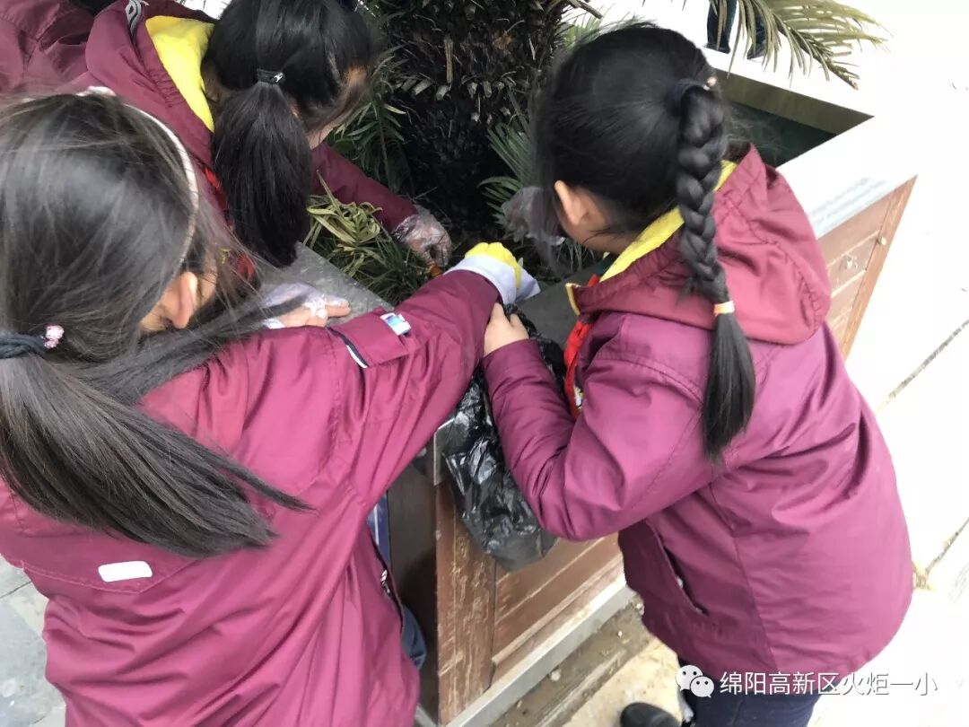 【火一动态】雷锋就是你、我、他 ——火炬一小开展“学雷锋”社会实践活动