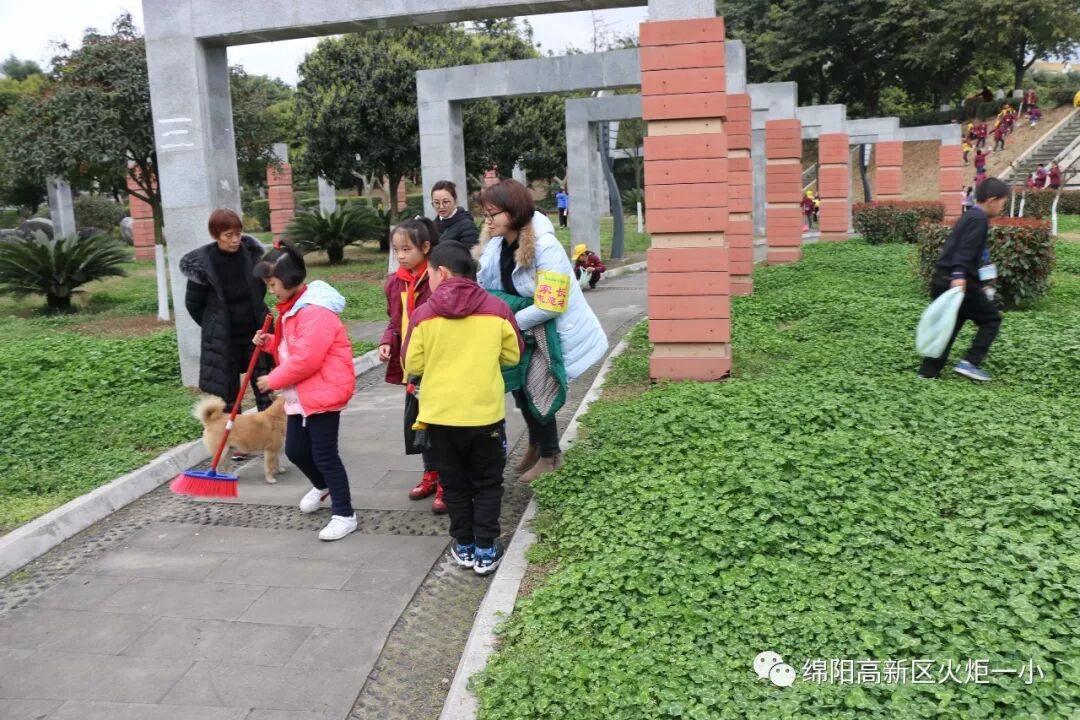 【火一动态】雷锋就是你、我、他 ——火炬一小开展“学雷锋”社会实践活动