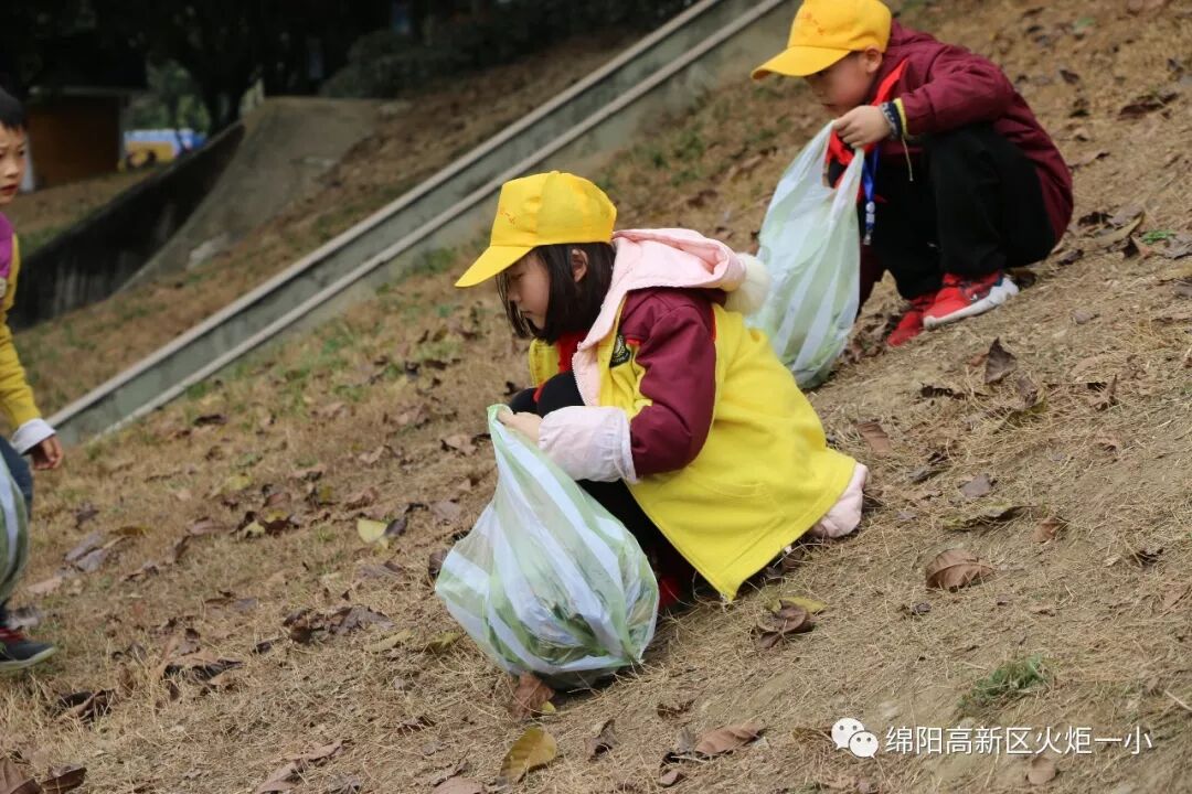 【火一动态】雷锋就是你、我、他 ——火炬一小开展“学雷锋”社会实践活动