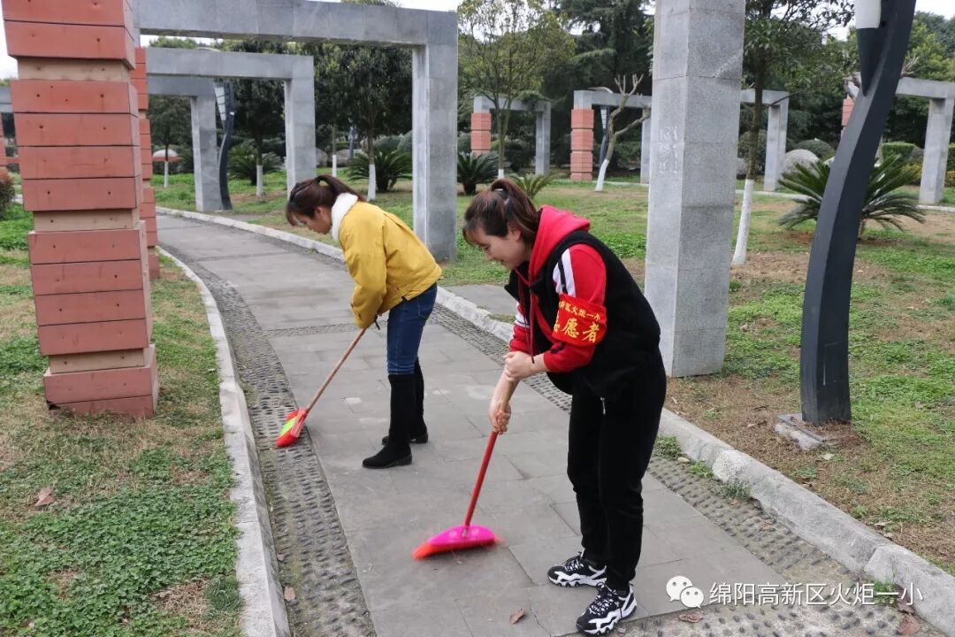 【火一动态】雷锋就是你、我、他 ——火炬一小开展“学雷锋”社会实践活动