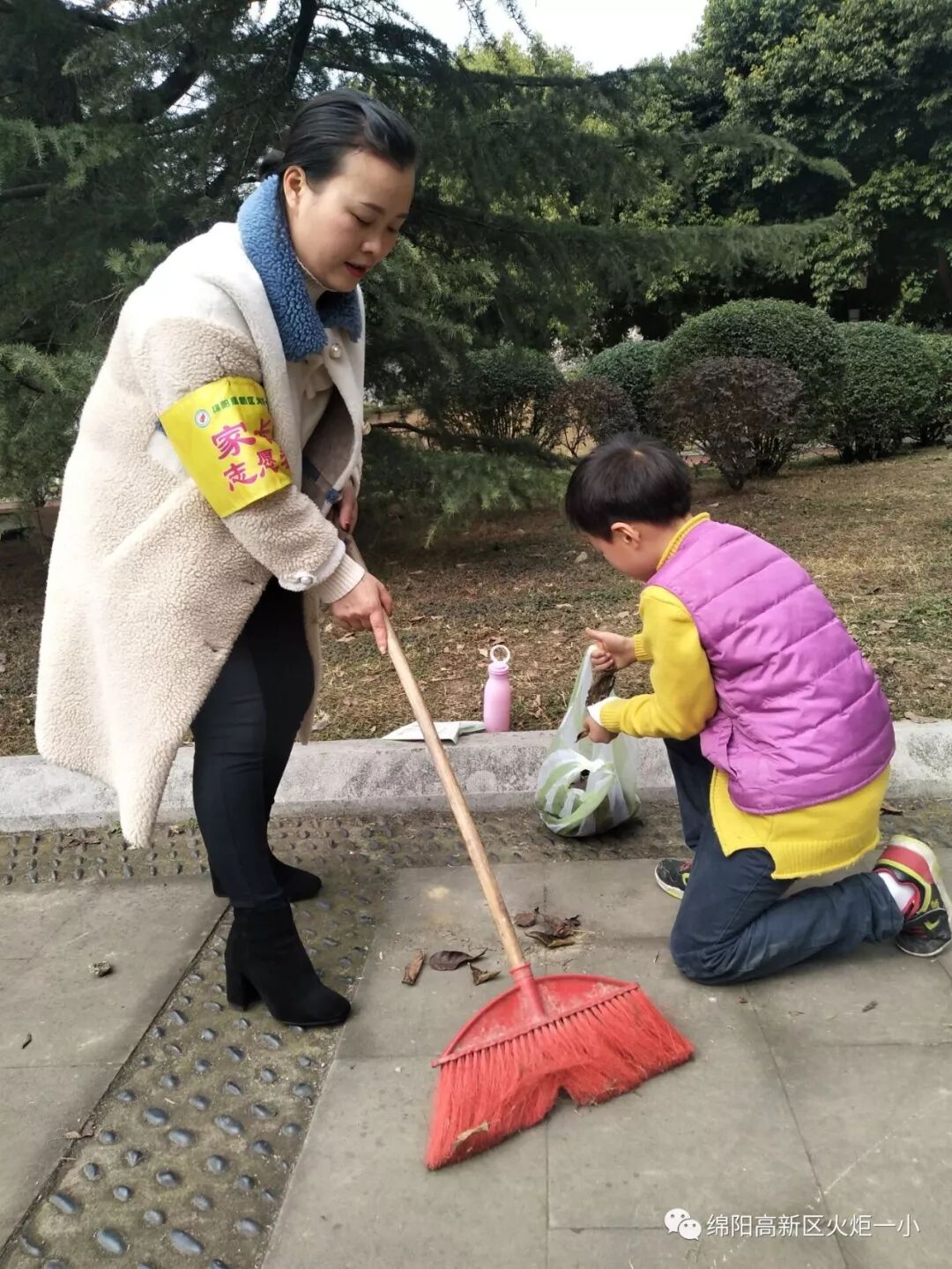 【火一动态】雷锋就是你、我、他 ——火炬一小开展“学雷锋”社会实践活动