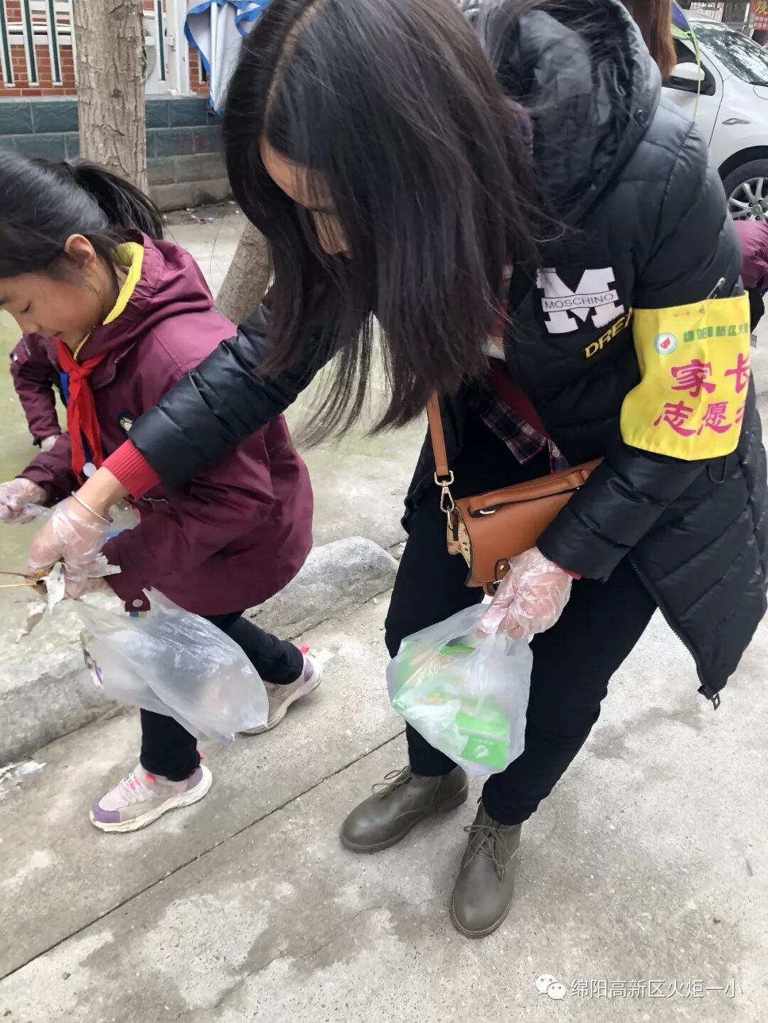 【火一动态】雷锋就是你、我、他 ——火炬一小开展“学雷锋”社会实践活动