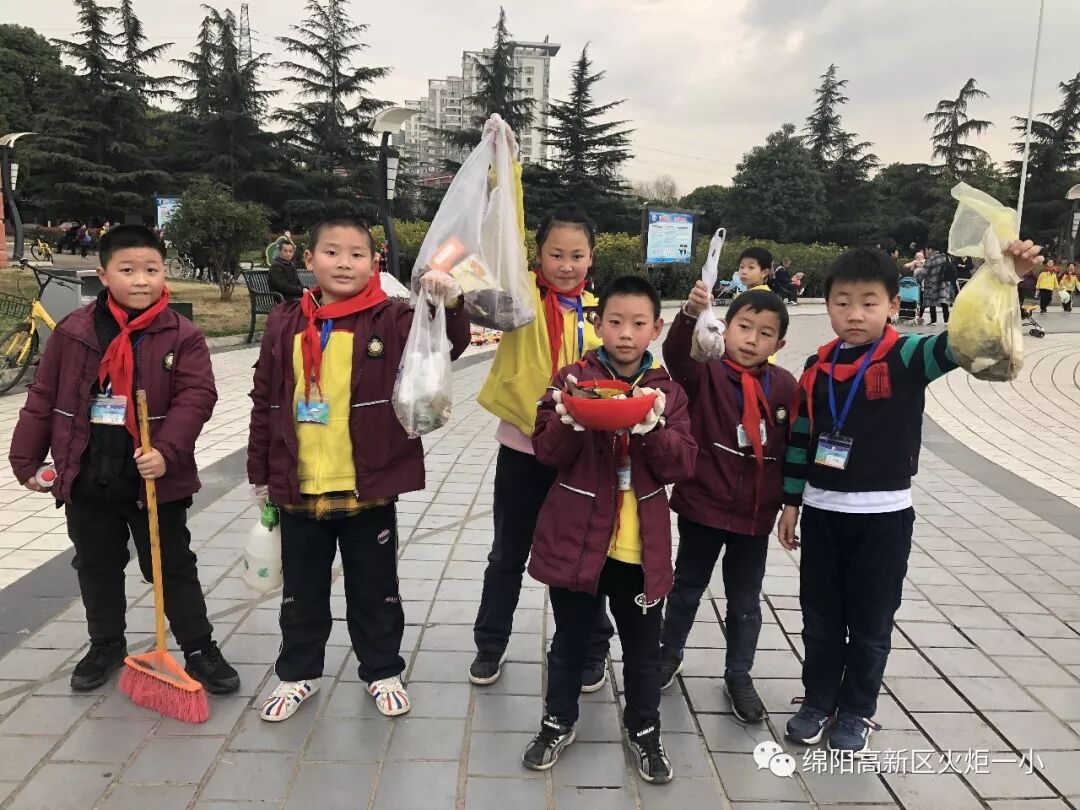 【火一动态】雷锋就是你、我、他 ——火炬一小开展“学雷锋”社会实践活动