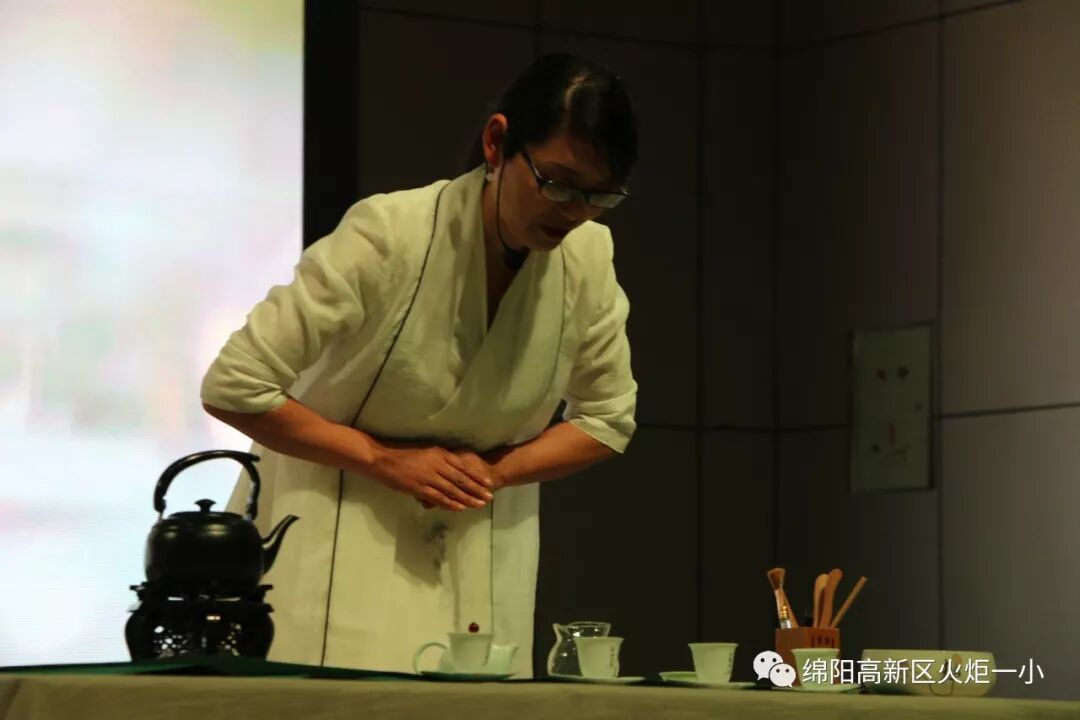 【火一动态】品⼀缕茶香，悟幸福味道——火炬一小“三.八”节教师生活课程