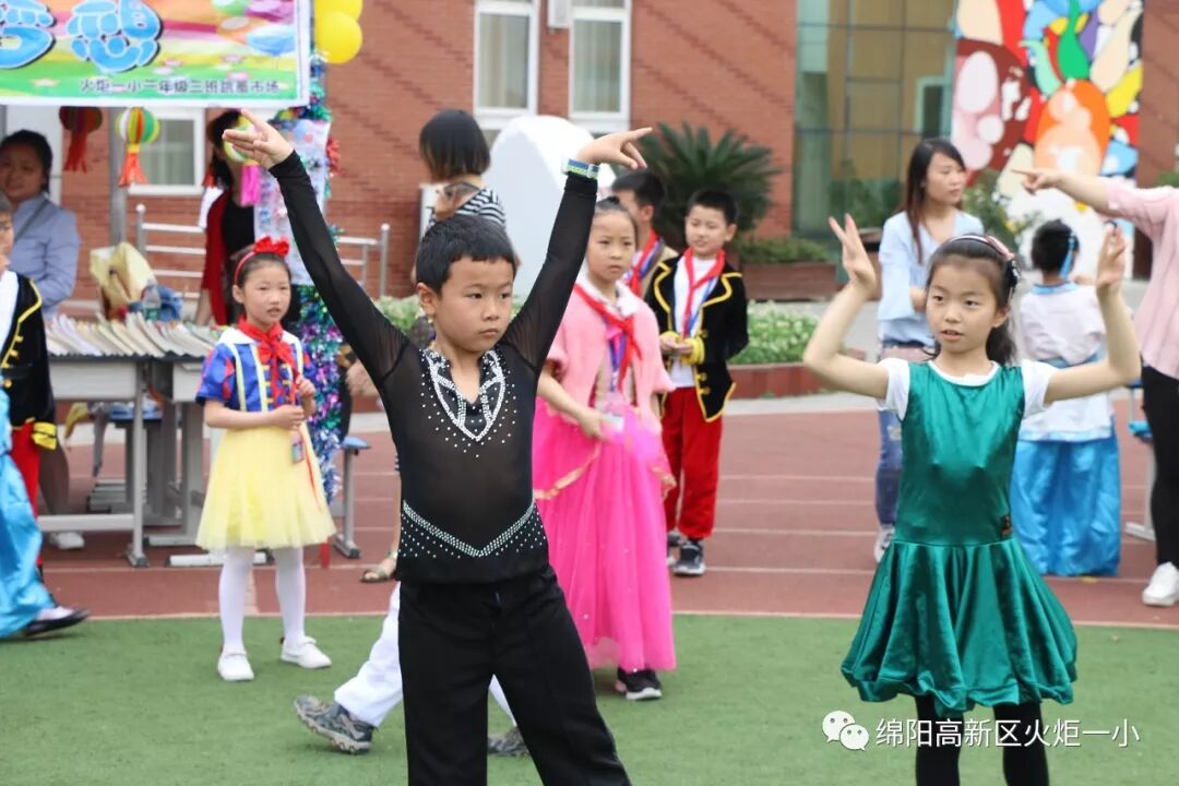【火一读书节】跳蚤书市淘快乐，幸福一小飘书香   ——第六届跳蚤书市