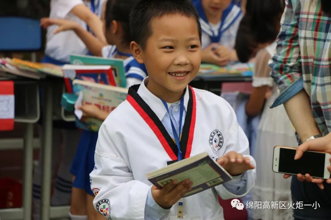 【火一读书节】跳蚤书市淘快乐，幸福一小飘书香   ——第六届跳蚤书市