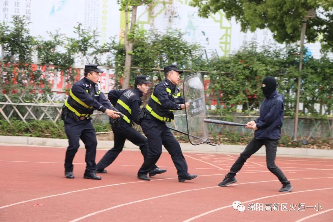 【火一动态】安全校园 幸福成长——特巡警七大队校园安全知识走进火炬一小