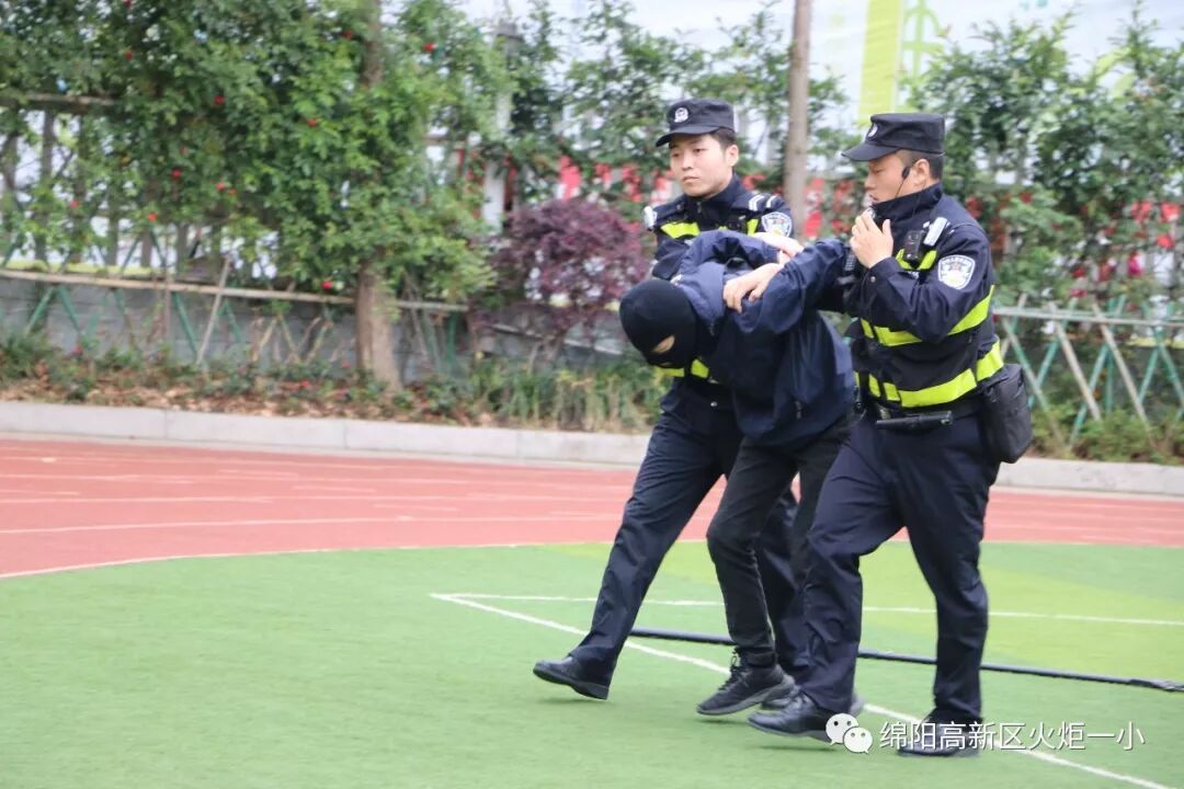 【火一动态】安全校园 幸福成长——特巡警七大队校园安全知识走进火炬一小