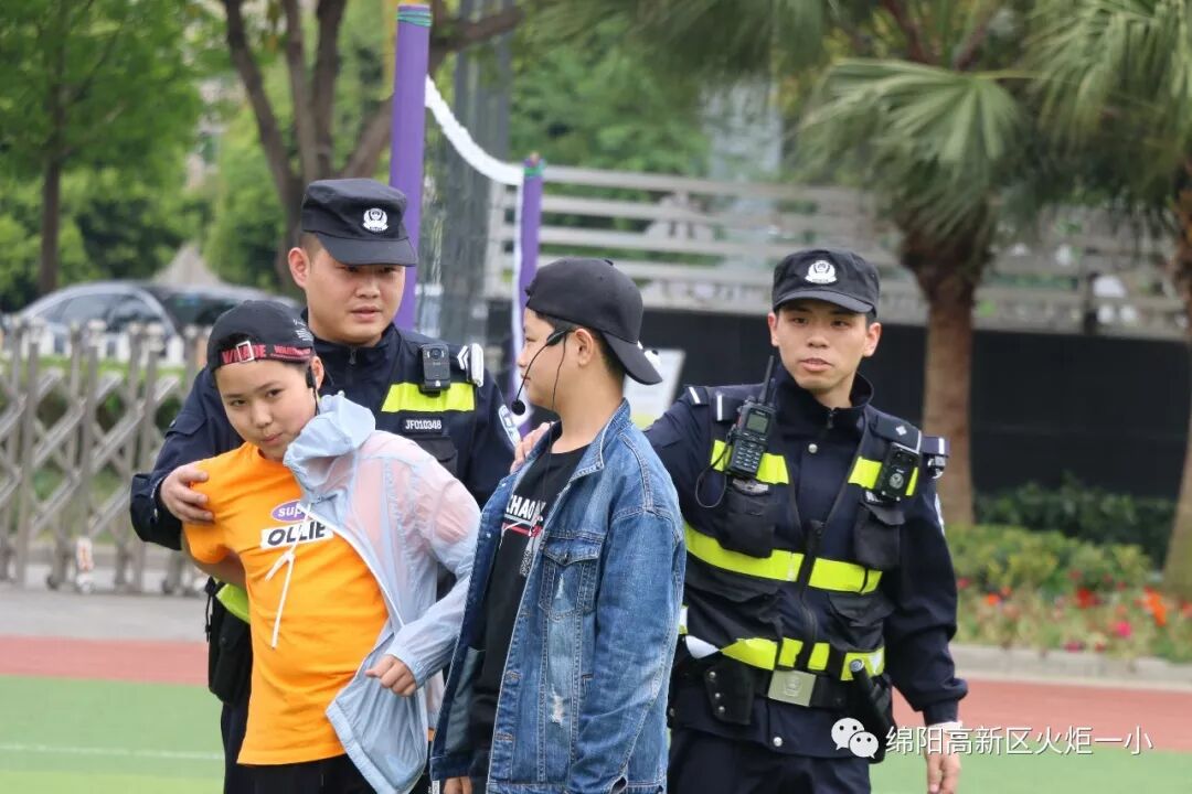 【火一动态】安全校园 幸福成长——特巡警七大队校园安全知识走进火炬一小