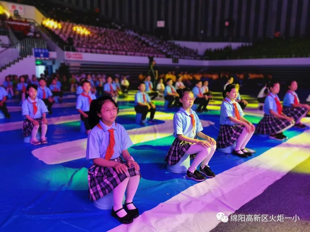 【火一动态】“绵阳印”logo娃亮相咯！ ——火炬一小师生参加绵阳市庆祝“新中国成立新中国成立70周年”大型群众歌咏比赛