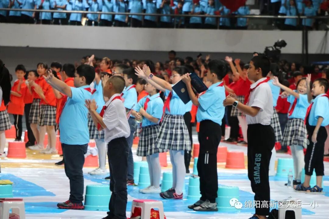 【火一动态】“绵阳印”logo娃亮相咯！ ——火炬一小师生参加绵阳市庆祝“新中国成立新中国成立70周年”大型群众歌咏比赛