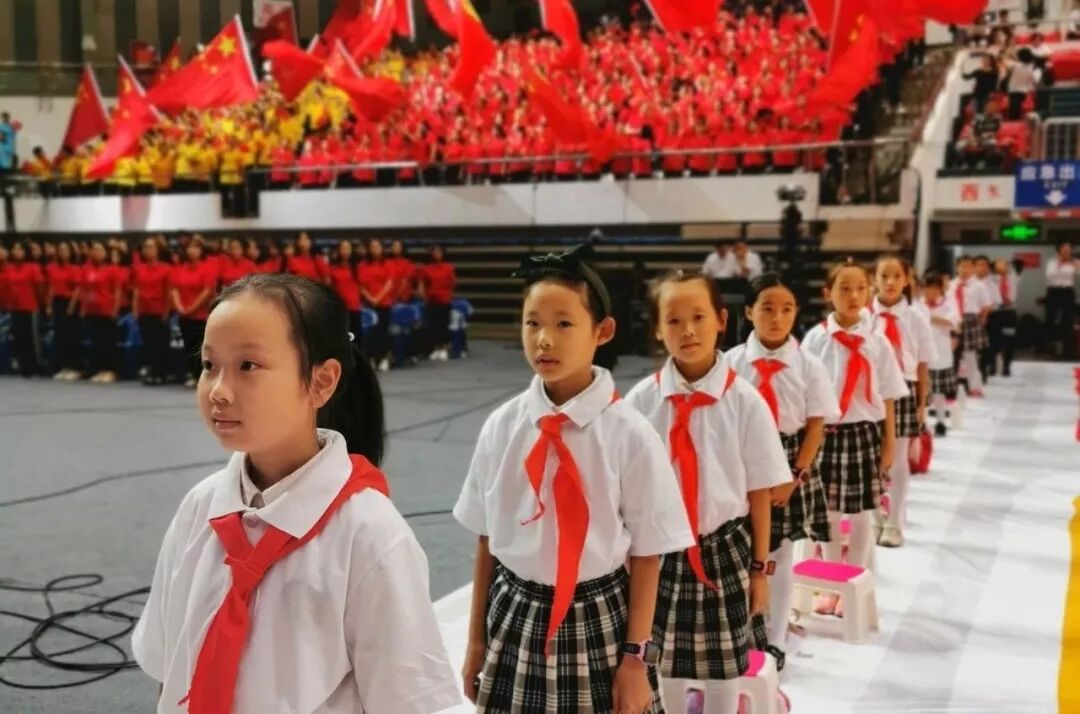 【火一动态】“绵阳印”logo娃亮相咯！ ——火炬一小师生参加绵阳市庆祝“新中国成立新中国成立70周年”大型群众歌咏比赛