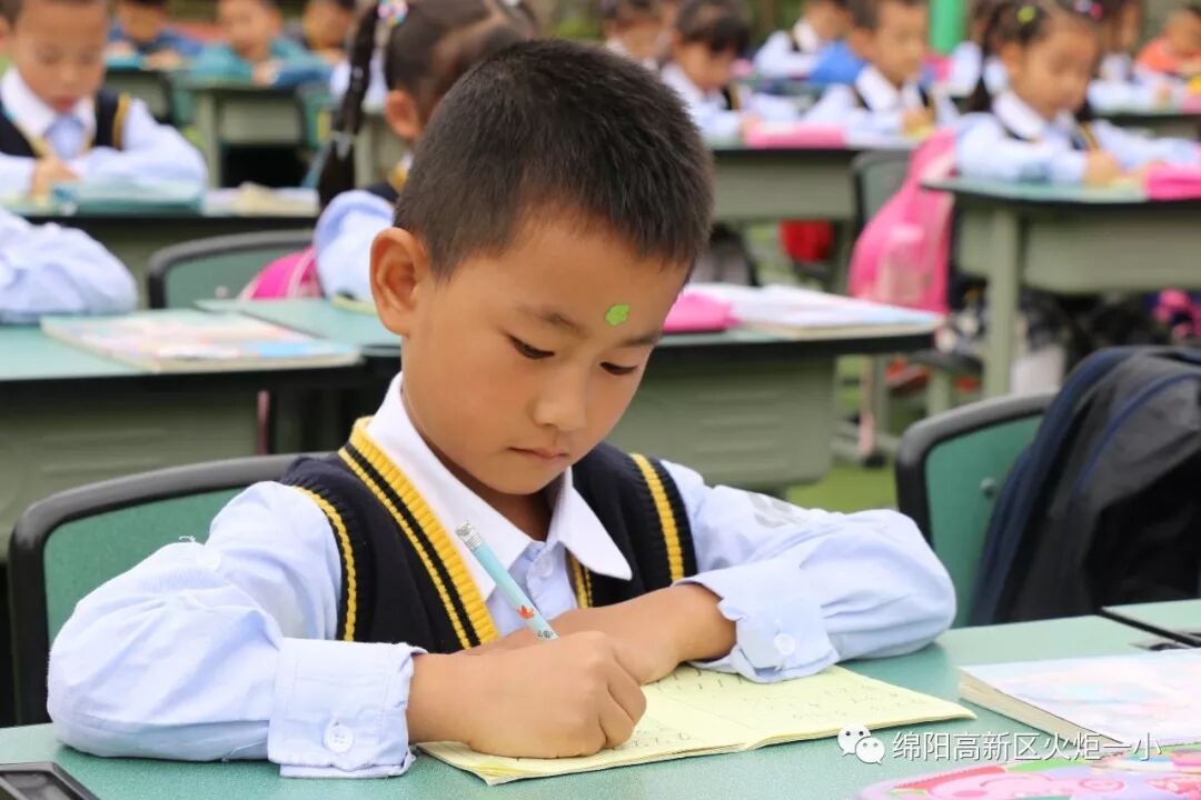 【火一动态】养德习礼,笃行致远—— 一年级新生文明养成教育展示活动
