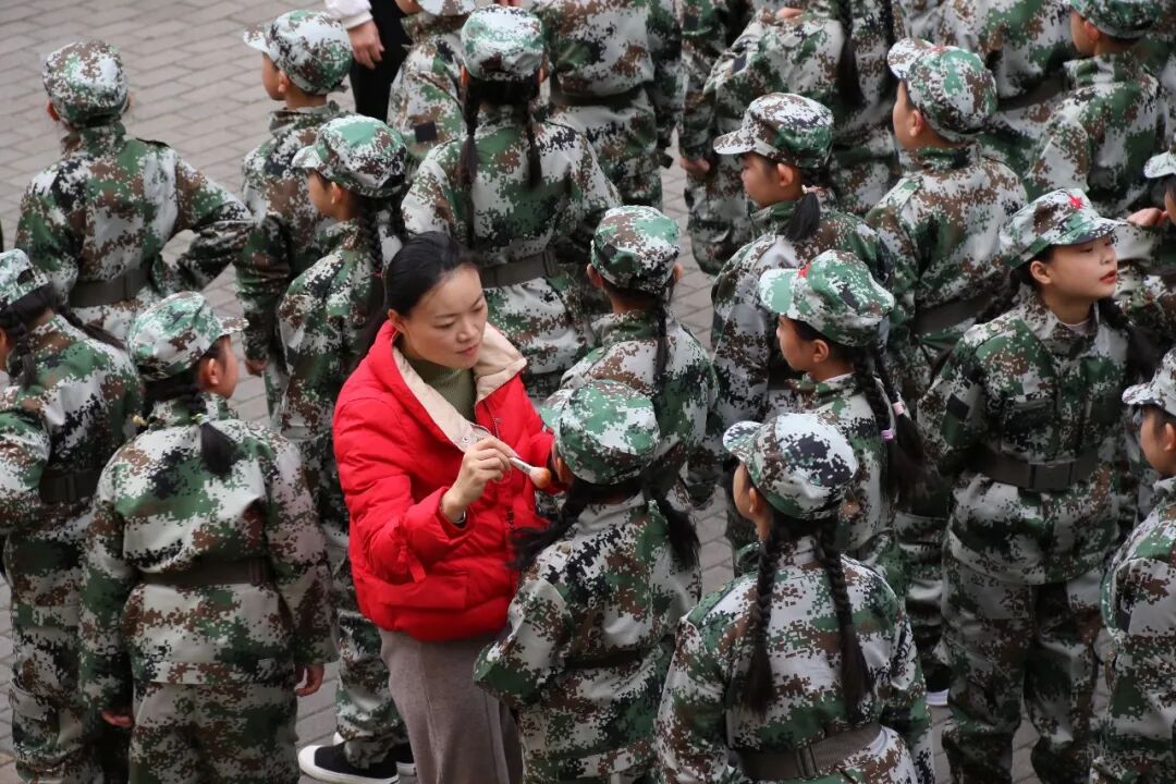 【体育节开幕式】三军兵娃亮风姿，运动赛场展竞技 ——火炬一小第七届体育节开幕式超燃来袭